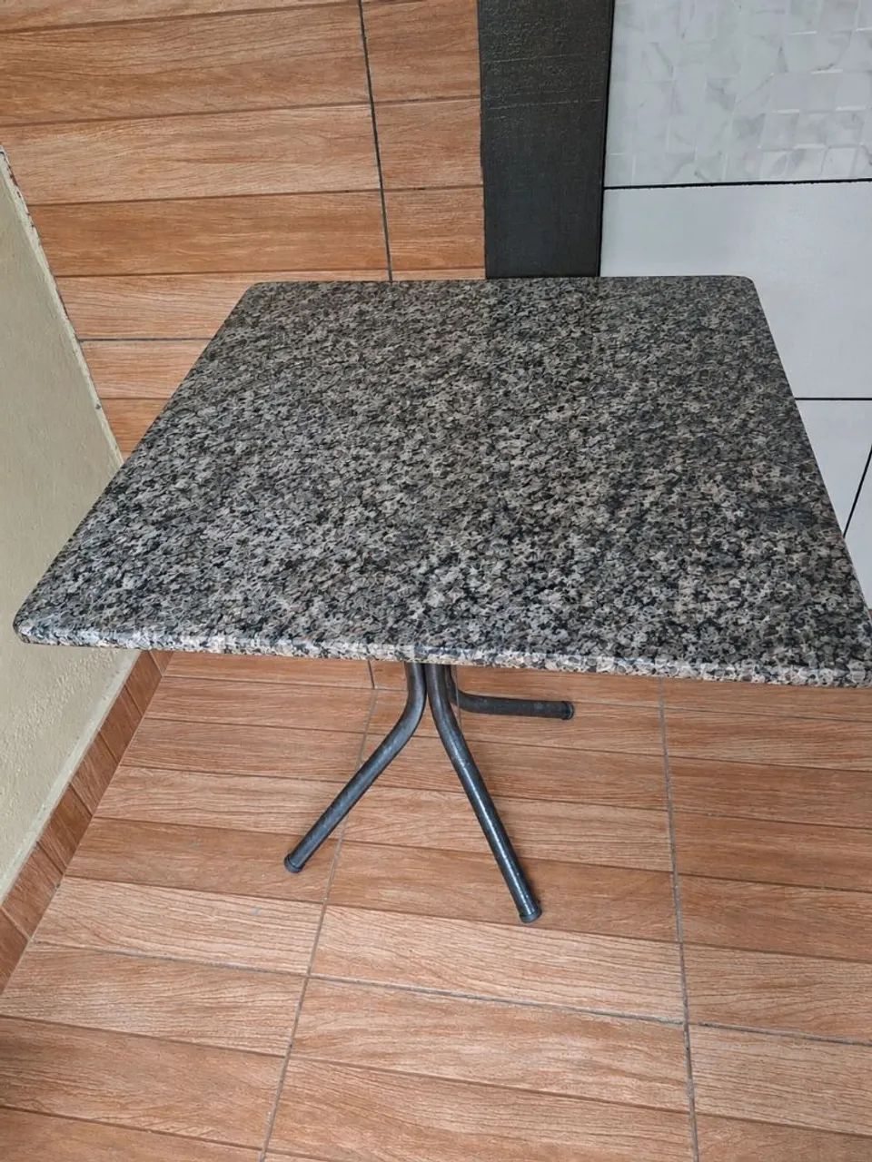 Mesa quadrada com tampo em pedra granitada  - Foto 2