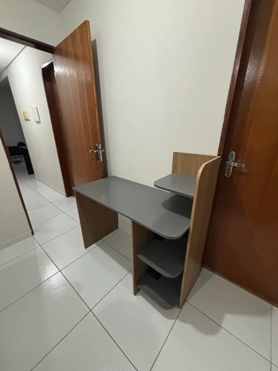 Escrivaninha Compacta com Prateleira - Ótimo Estado - Foto 3