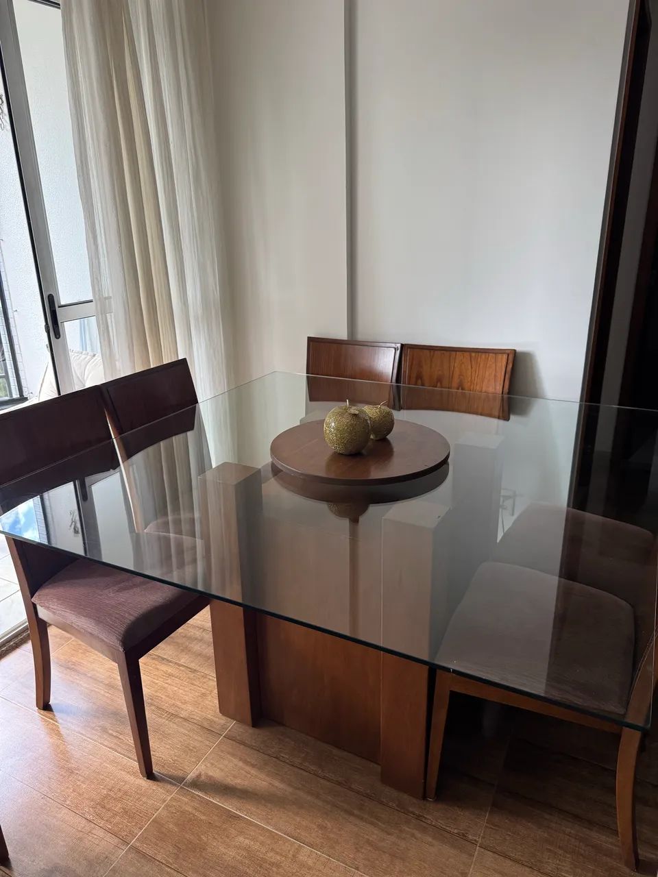 Mesa de Jantar com Tampo de Vidro + 8 Cadeiras de Madeira