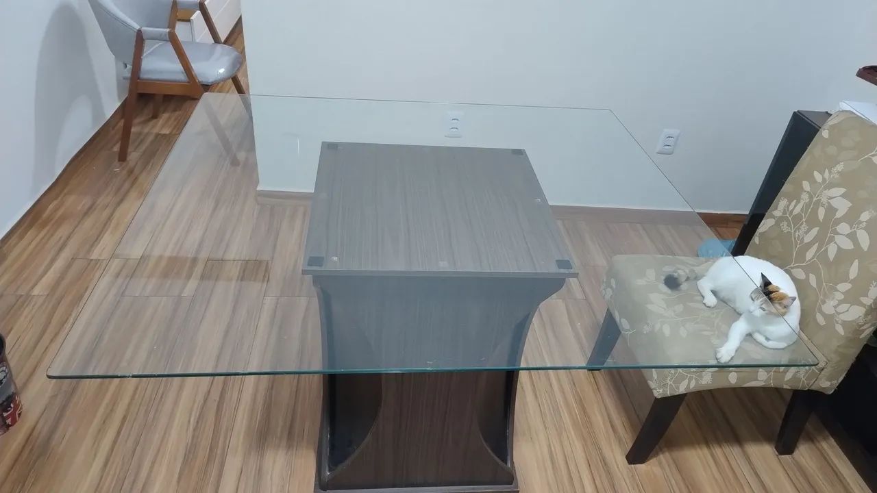 Mesa de vidro acompanha base 