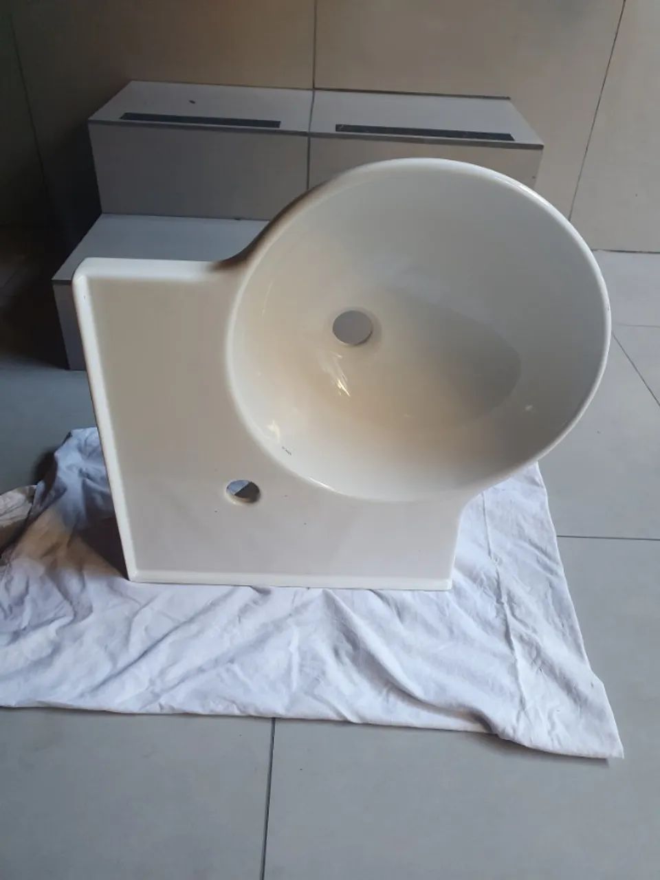 Wall-Mounted Corner Wash Basin with White Countertop - L Series