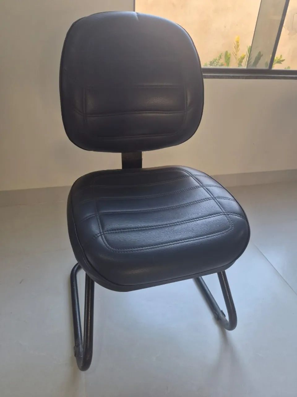 Cadeira Fixa Executiva p/ Escritório em Couro Sintético - Foto 3