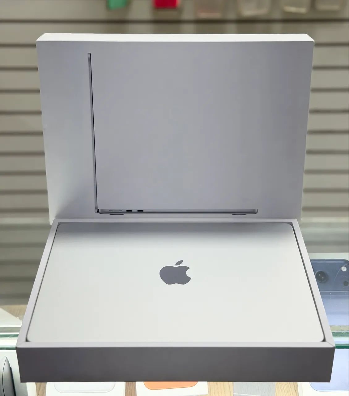 Macbook air m2 16gb / 512gb bateria 96% LOJA FÍSICA sem detalhes