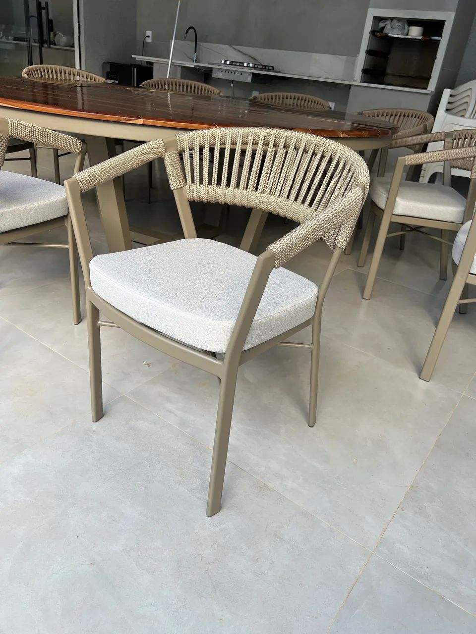 Mesa com cadeiras área gourmet e externa 