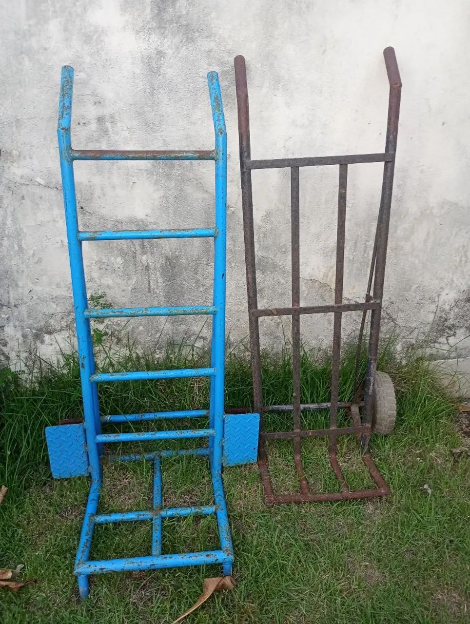 2 CARRINHOS de ferro para entregas