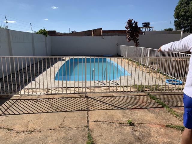 Ótima casa de 4 qts, suite, área de lazer completa em lote de 700 metros - Foto 2