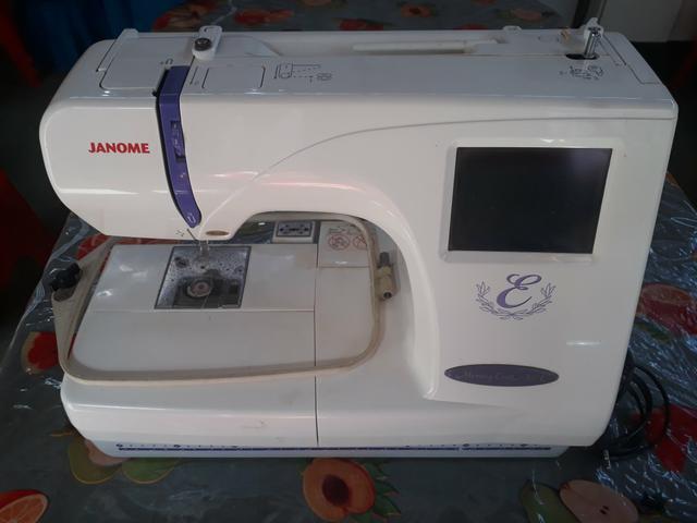 Máquina de bordar JANOME