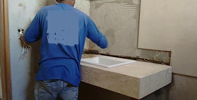 Assentamento de pisos de porcelanato e bancadas - Foto 5