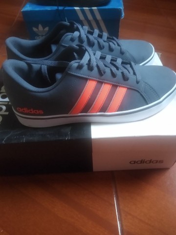 dois pares de tenis adidas