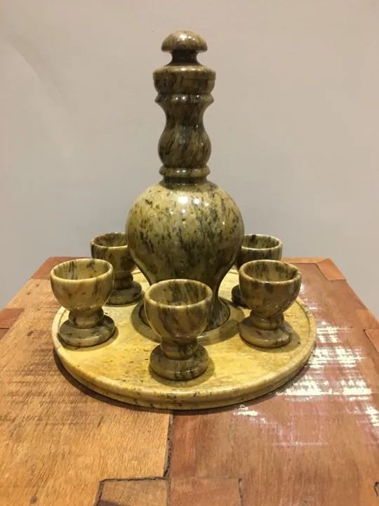 Conjunto lindo e sofisticado de licoreira em pedra sabão, com prato suporte + 6 tacinhas