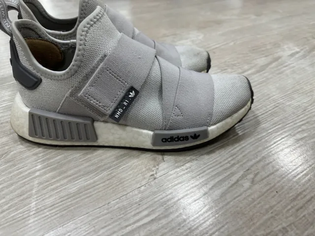 Tênis adidas cinza