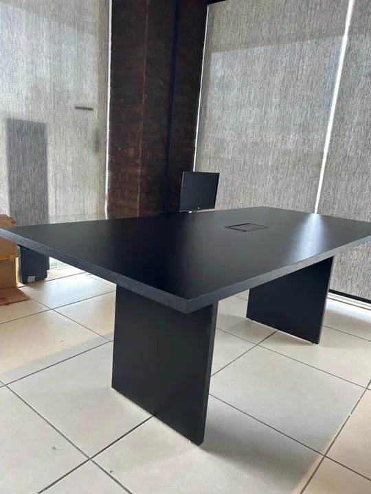 Mesa de Reunião Preta - Moderna e Impecável - Foto 2