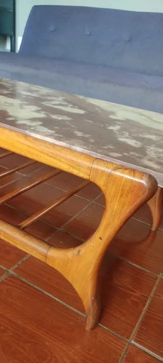 Mesa de centro antiga em madeira maciça com tampo de mármore - Foto 3