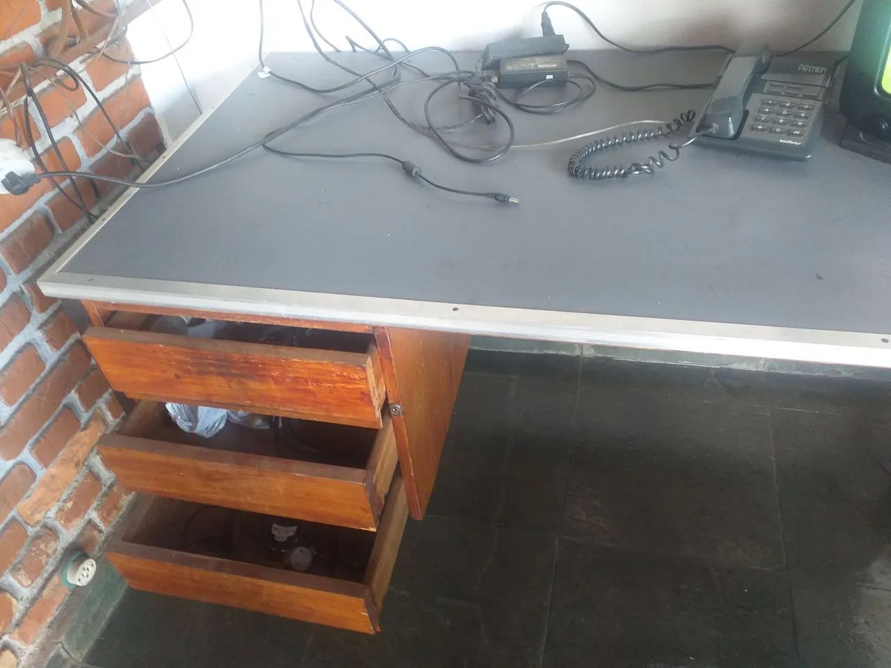 Mesa madeira com 3 gavetad - Foto 2