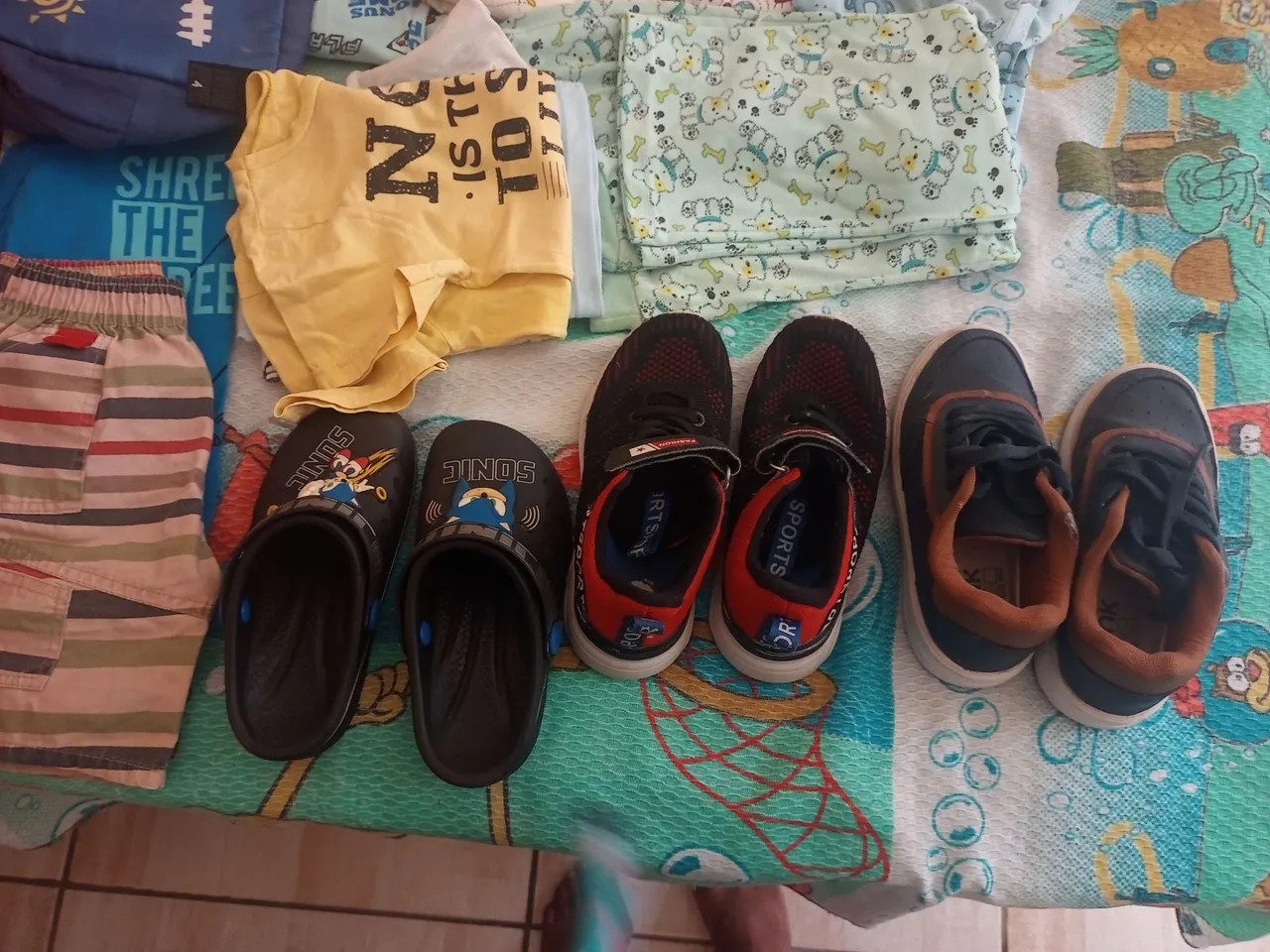 Lote de roupas e calçados infantis