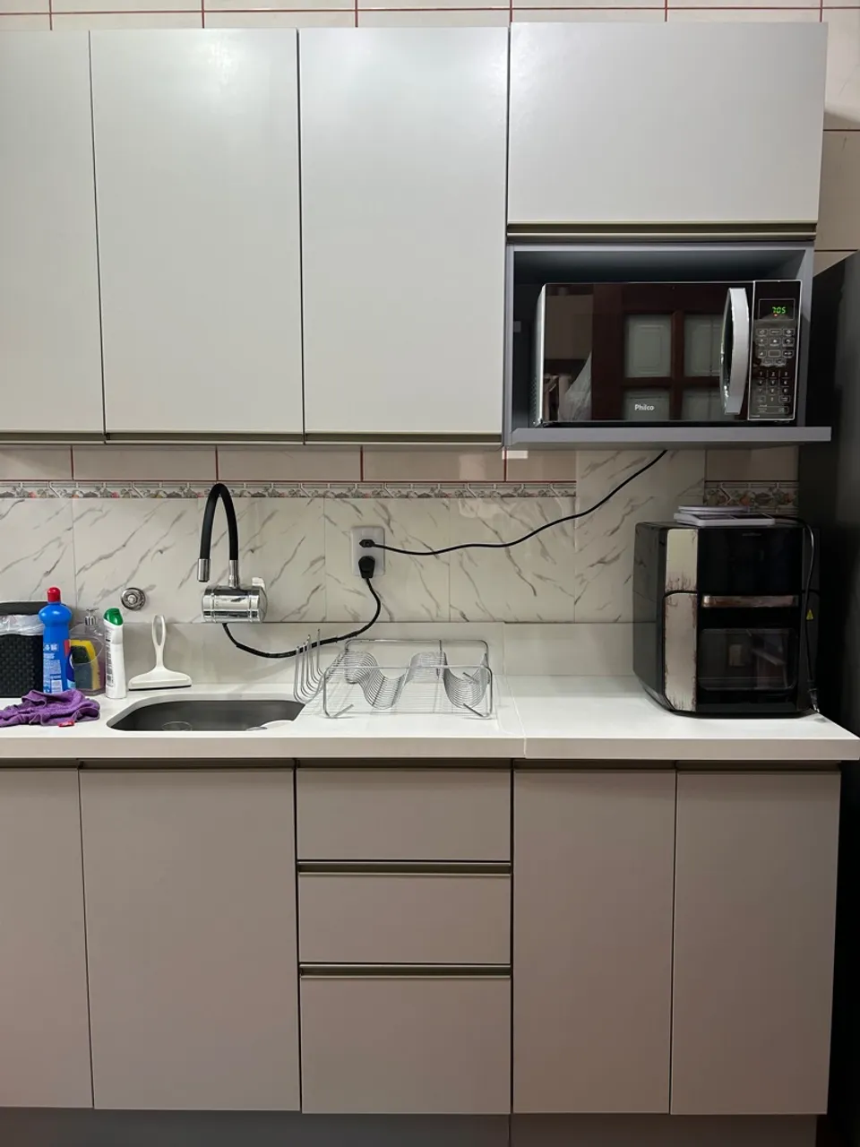 Cozinha cinza claro com peças moduladas