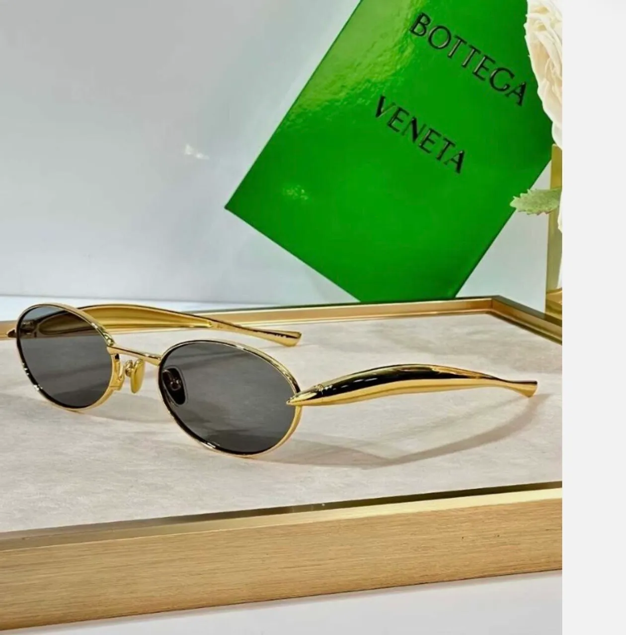 Óculos de Sol Bottega Veneta dourado