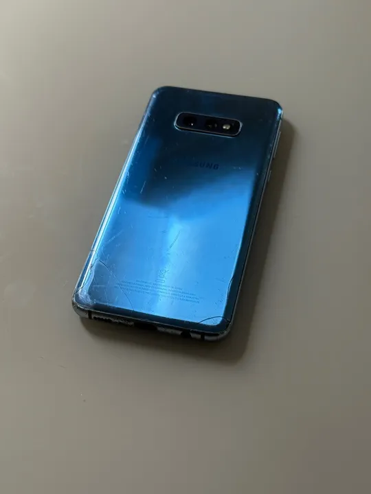 Samsung Galaxy S10E 128gb - Traseira e tela trincadas - R$490,00