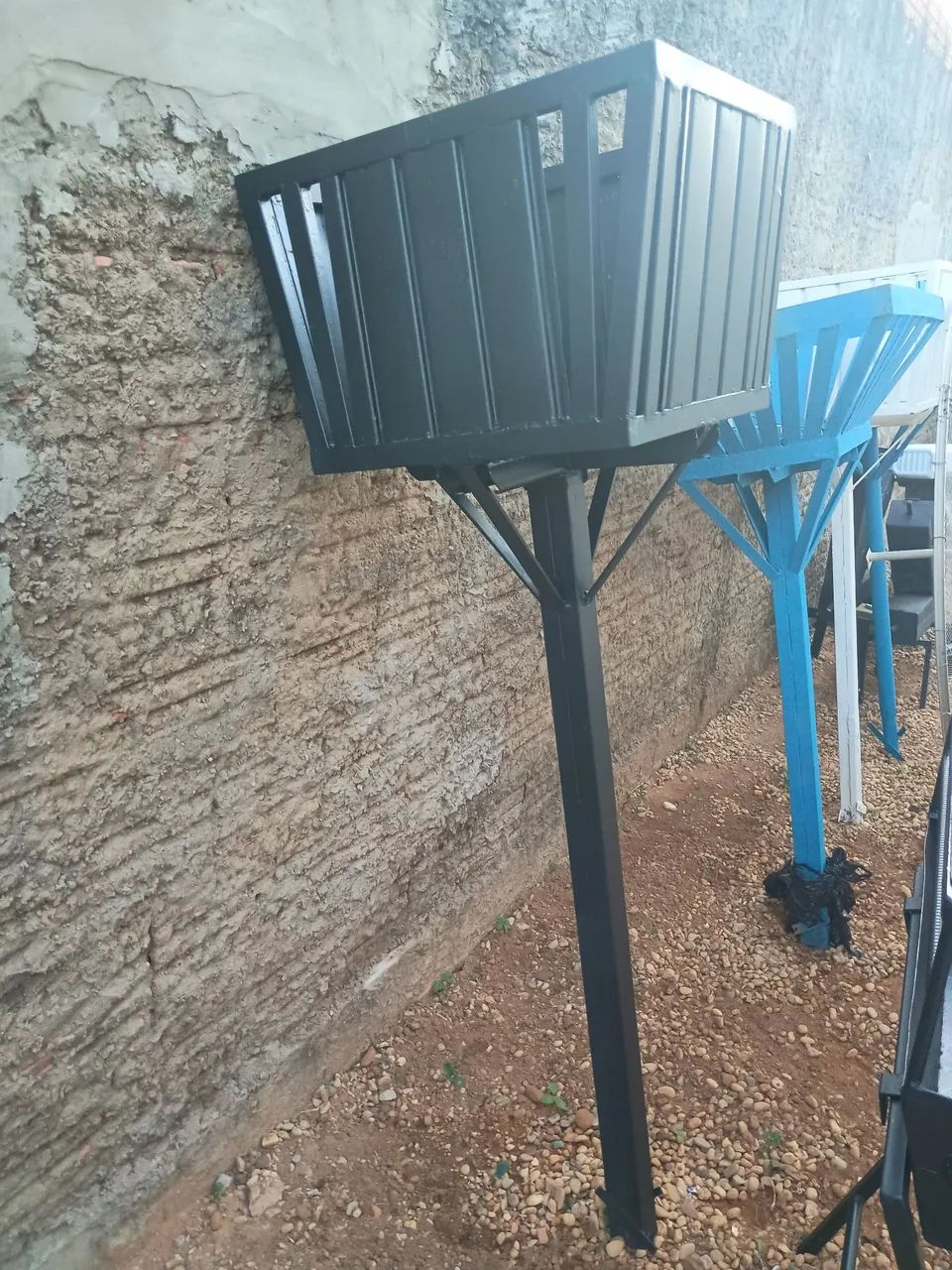 Lixeira prática de ferro