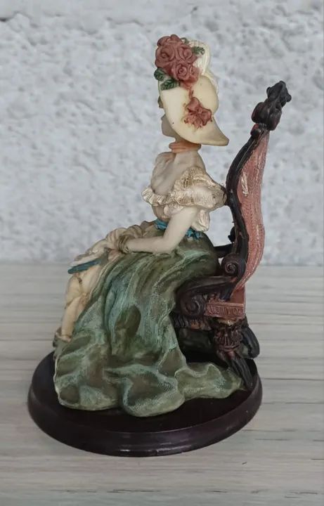 Dama na Cadeira - Peça em resina  - Foto 3