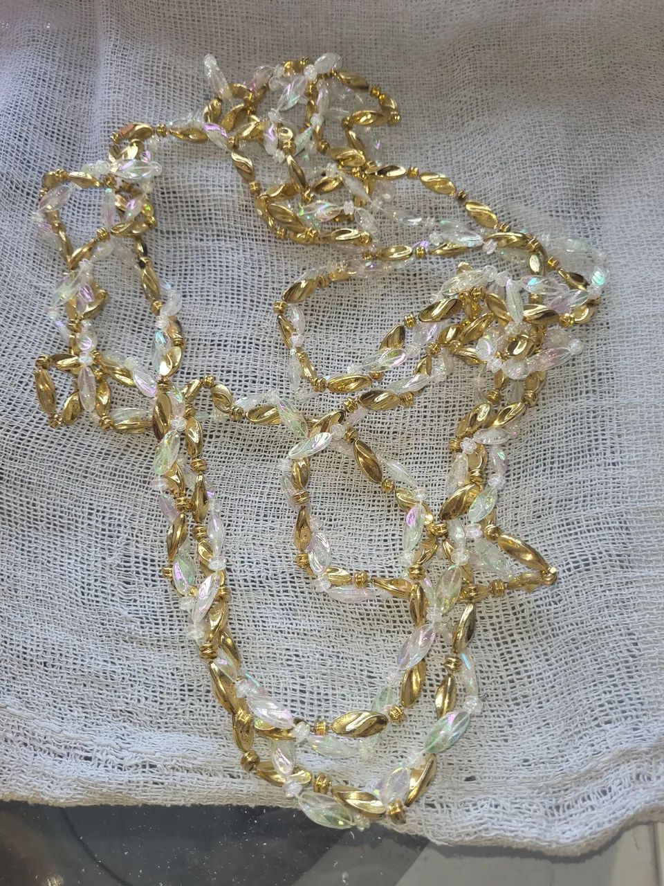 Colar de miçangas dourado com detalhes em cristal