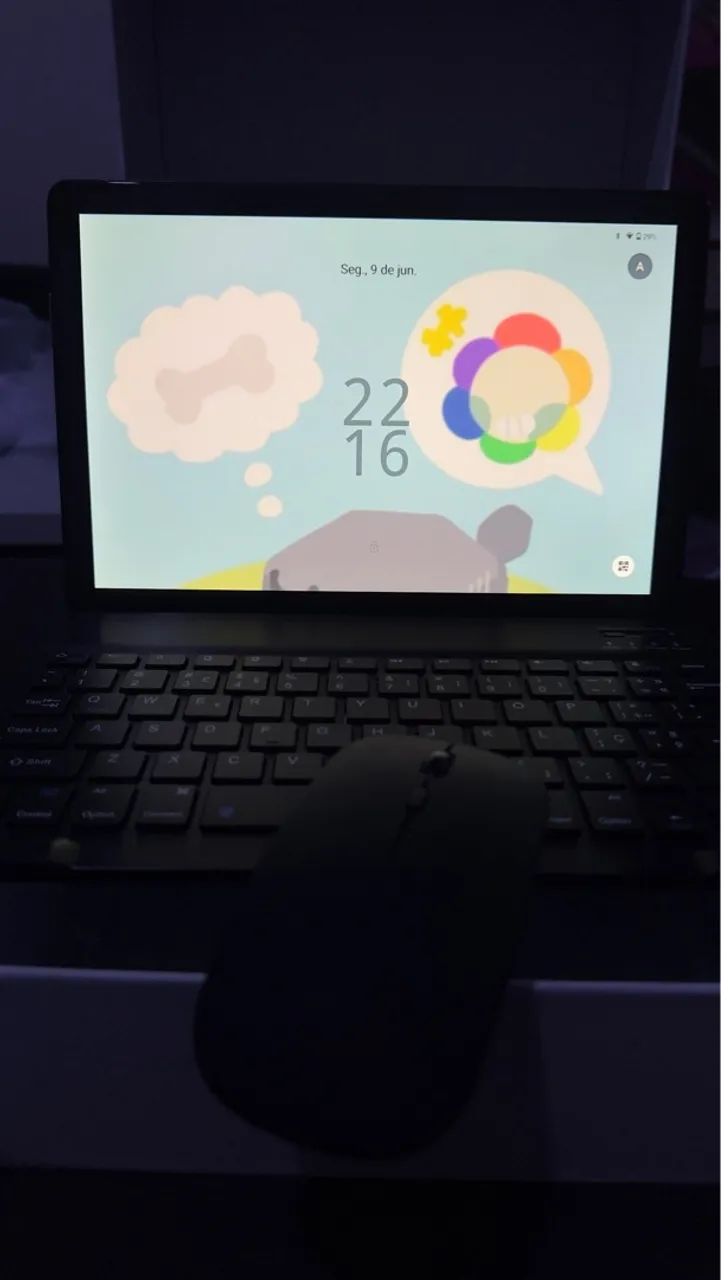 Tablet com teclado e mouse