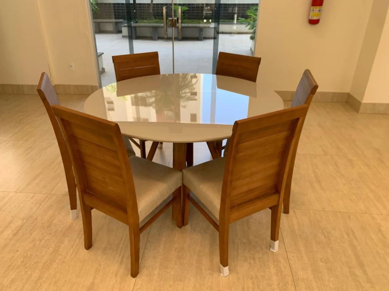 Mesa nova com cadeiras de madeira maciça 