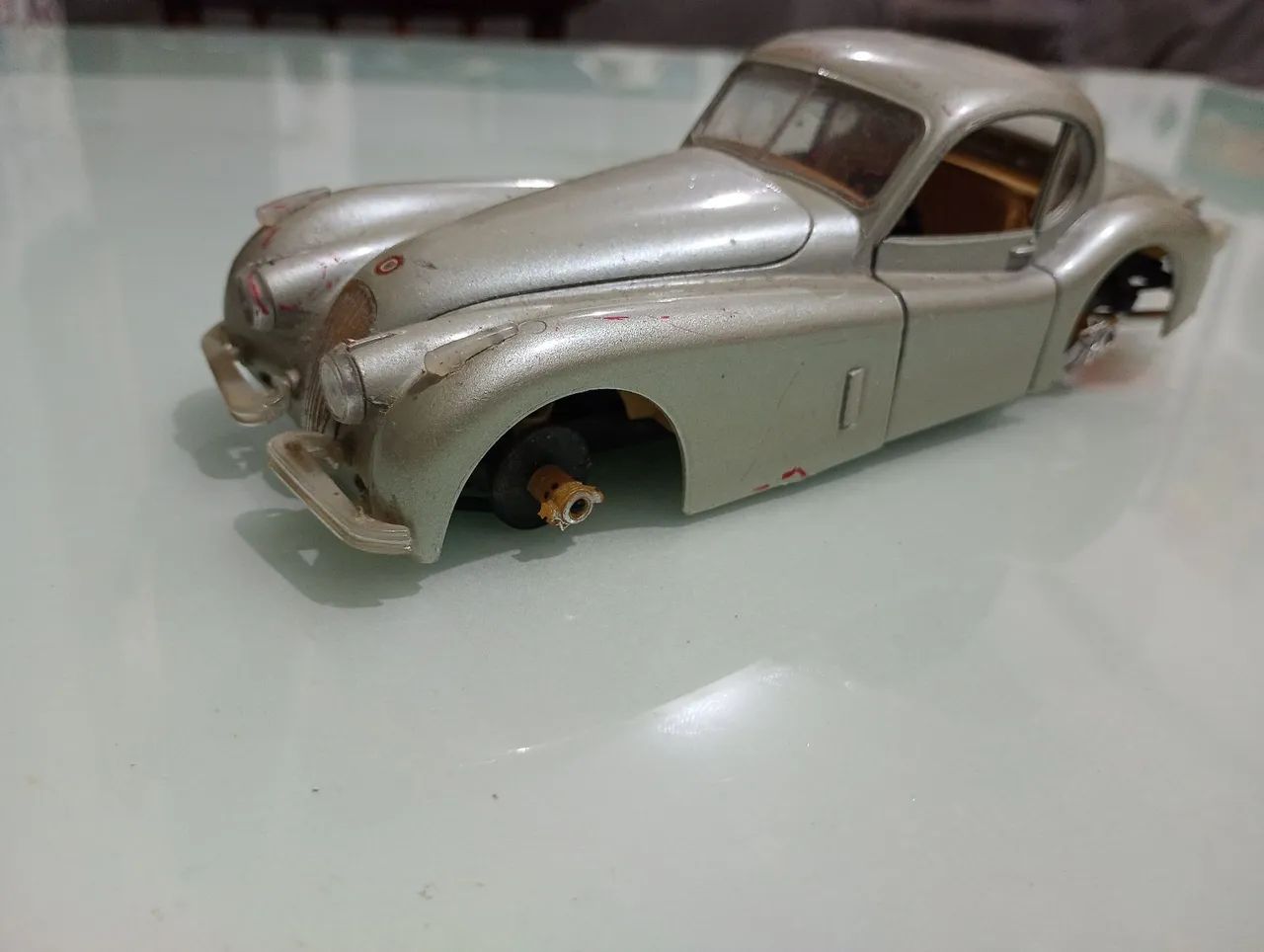 Miniatura Jaguar XK120 1948 Escala 1/24 Burago(sem as rodas/restauro) - Foto 2