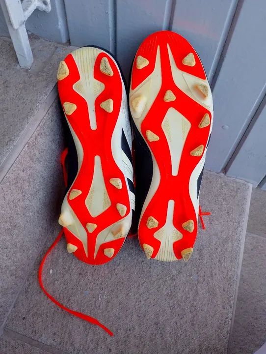 Chuteiras de Futebol Adidas - Tamanho 38 - Foto 2