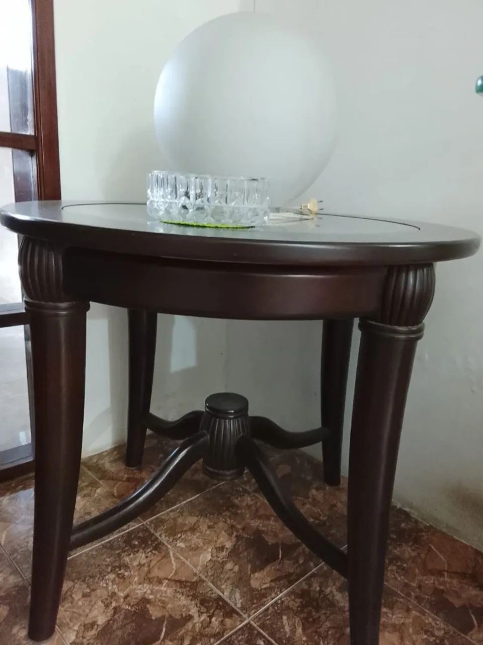 Linda mesa de canto.