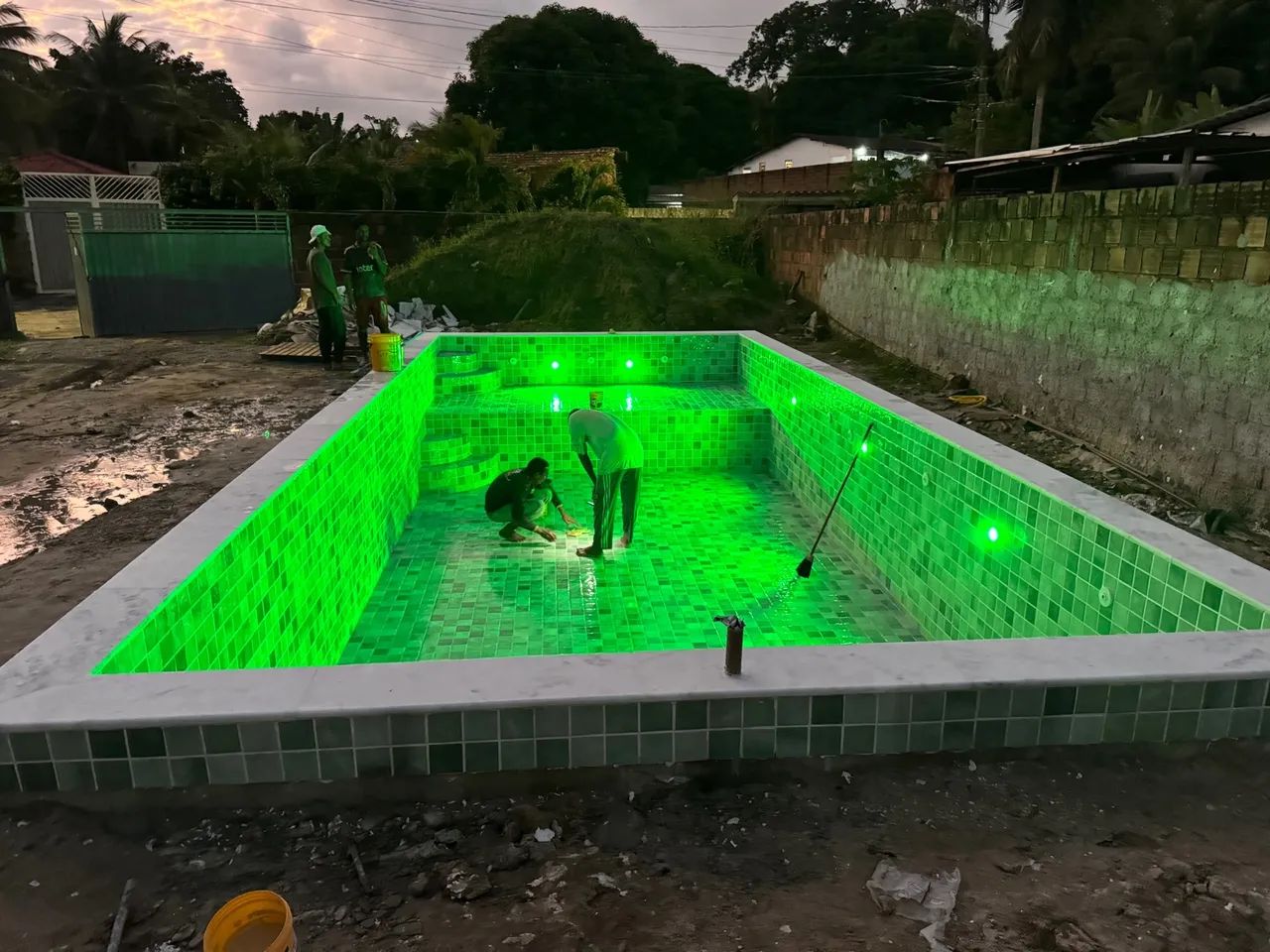 Construímos e reformamos piscinas personalizadas