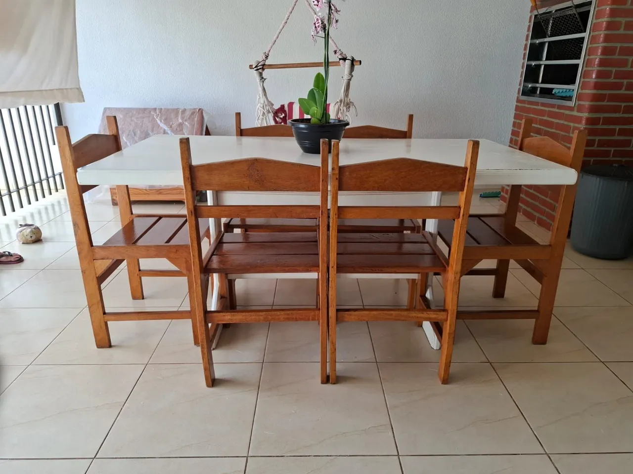 Mesa de Jantar com 6 Cadeiras de Madeira