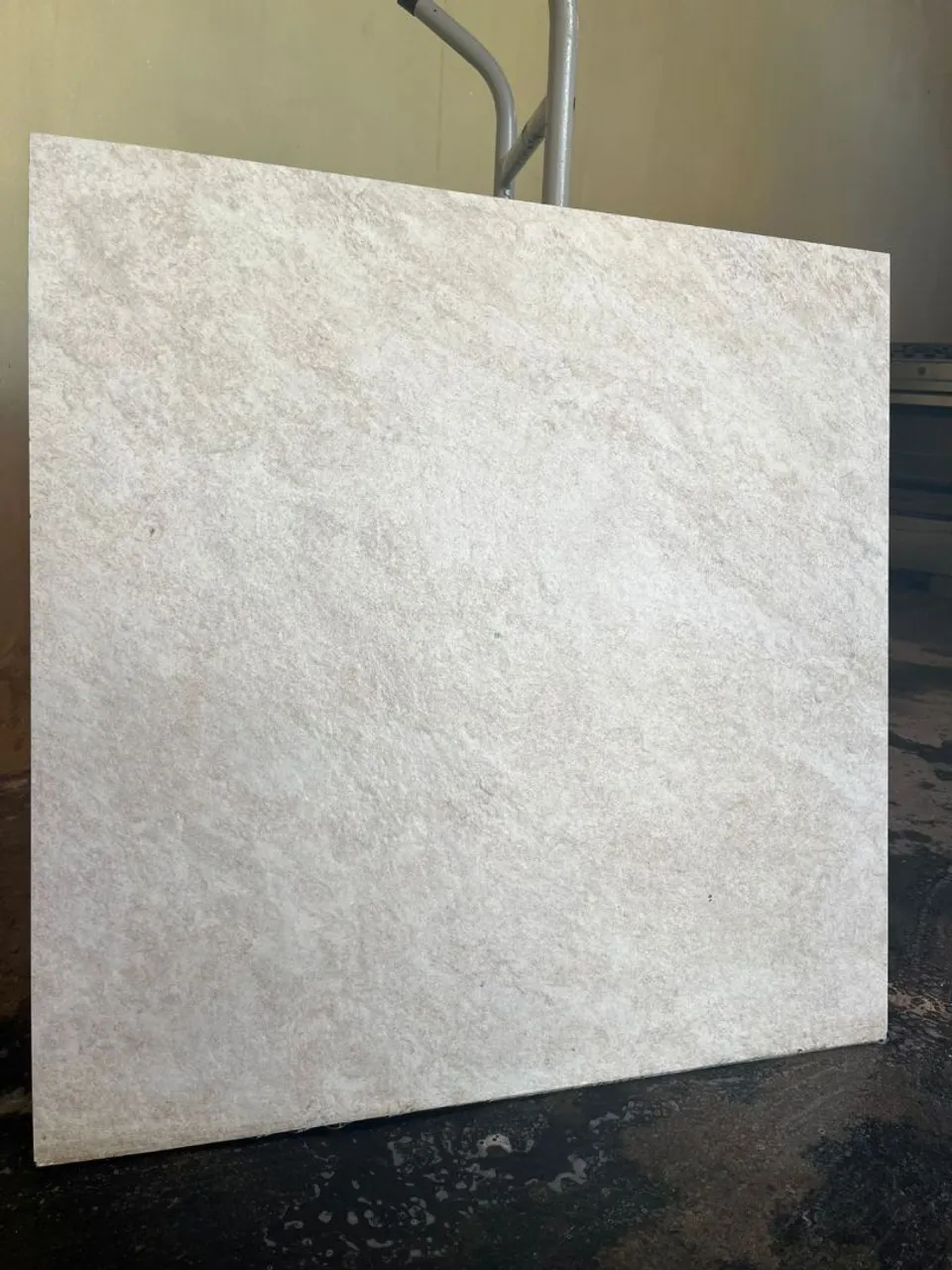 Piso de Porcelanato Bege Claro - 80x80cm