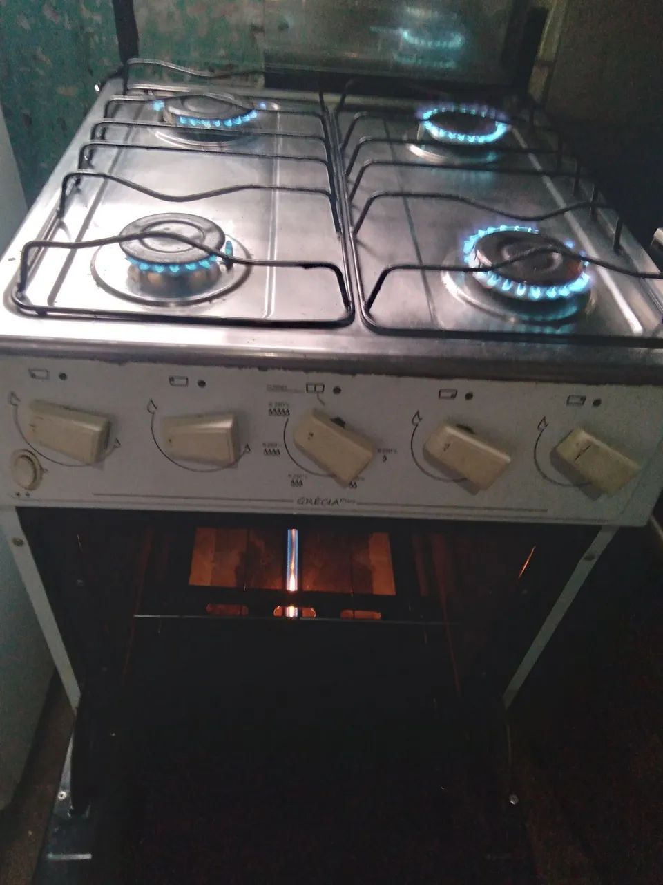 Fogao atlas 4 bcs  acande no eletrico forno bom funcikna tudo entrego com tx do frete - Foto 2