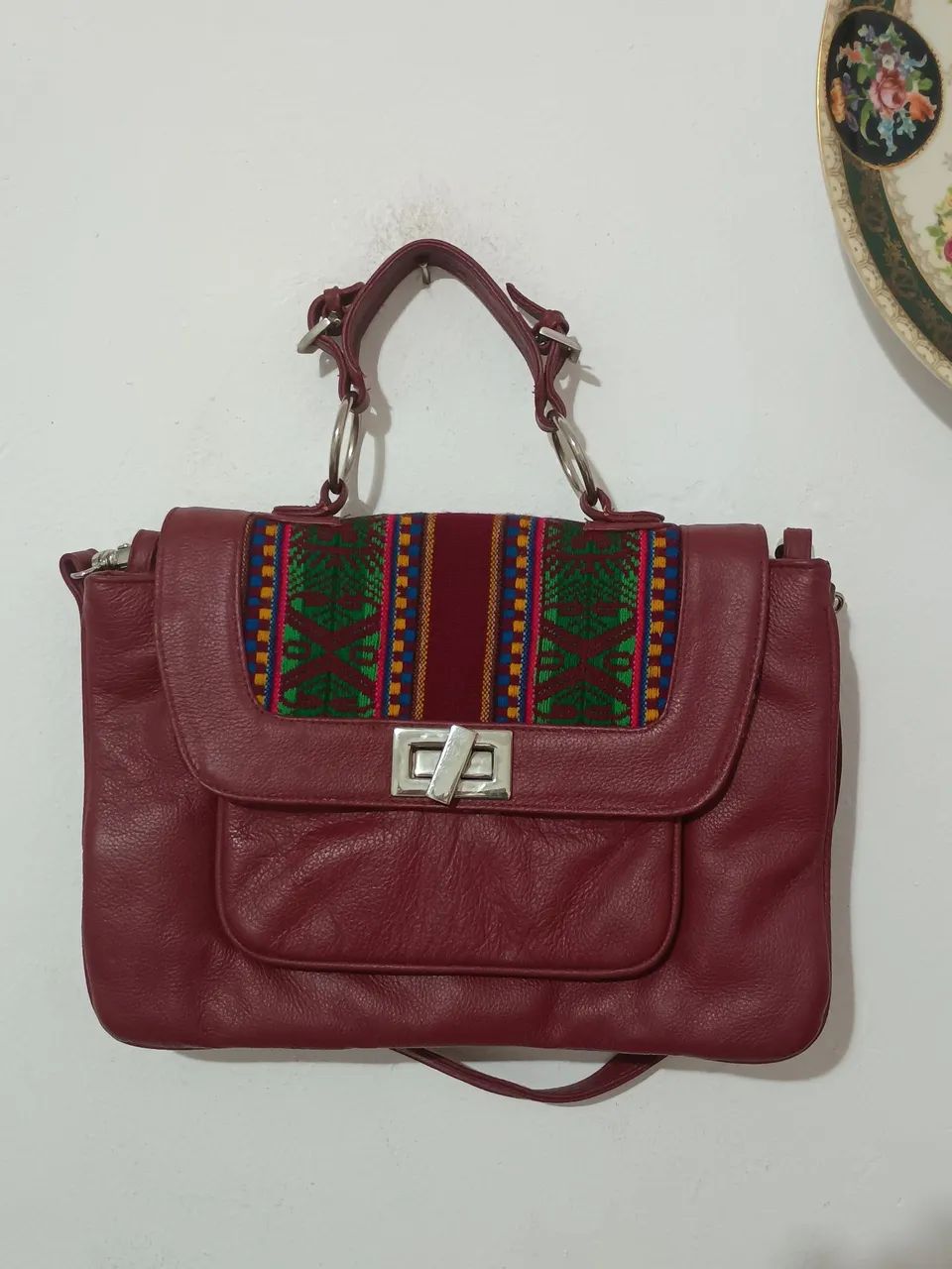 Bolsa de Couro com Detalhes Étnicos