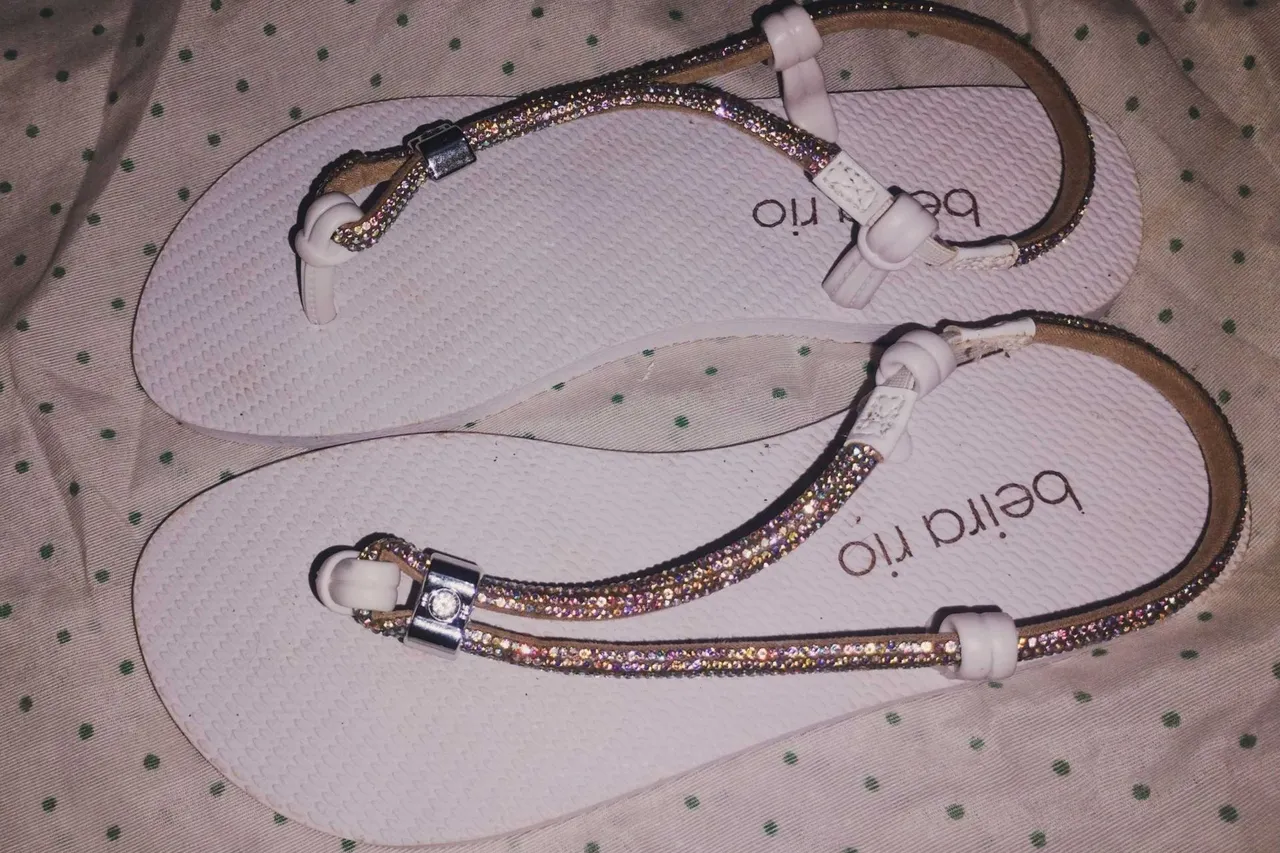 Sandálias brancas com strass