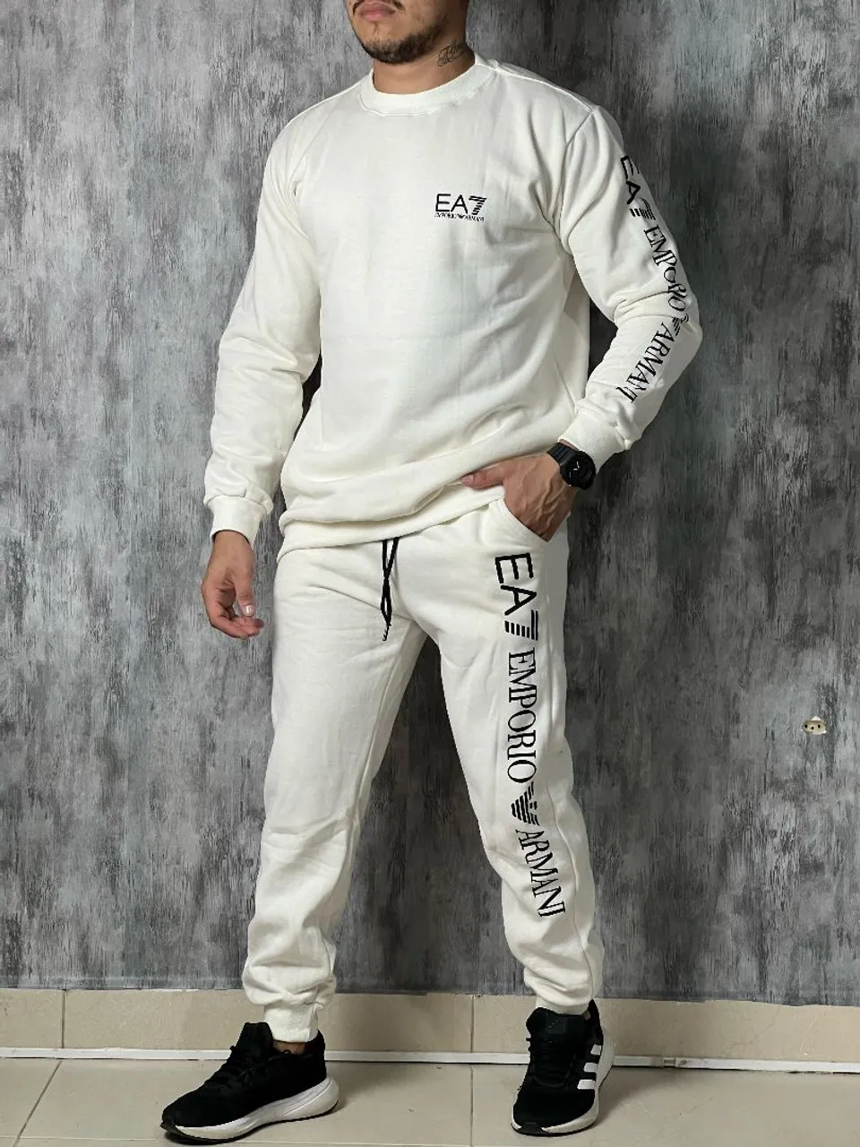 Conjunto Moletom EA7 Emporio Armani - Conforto e Estilo!