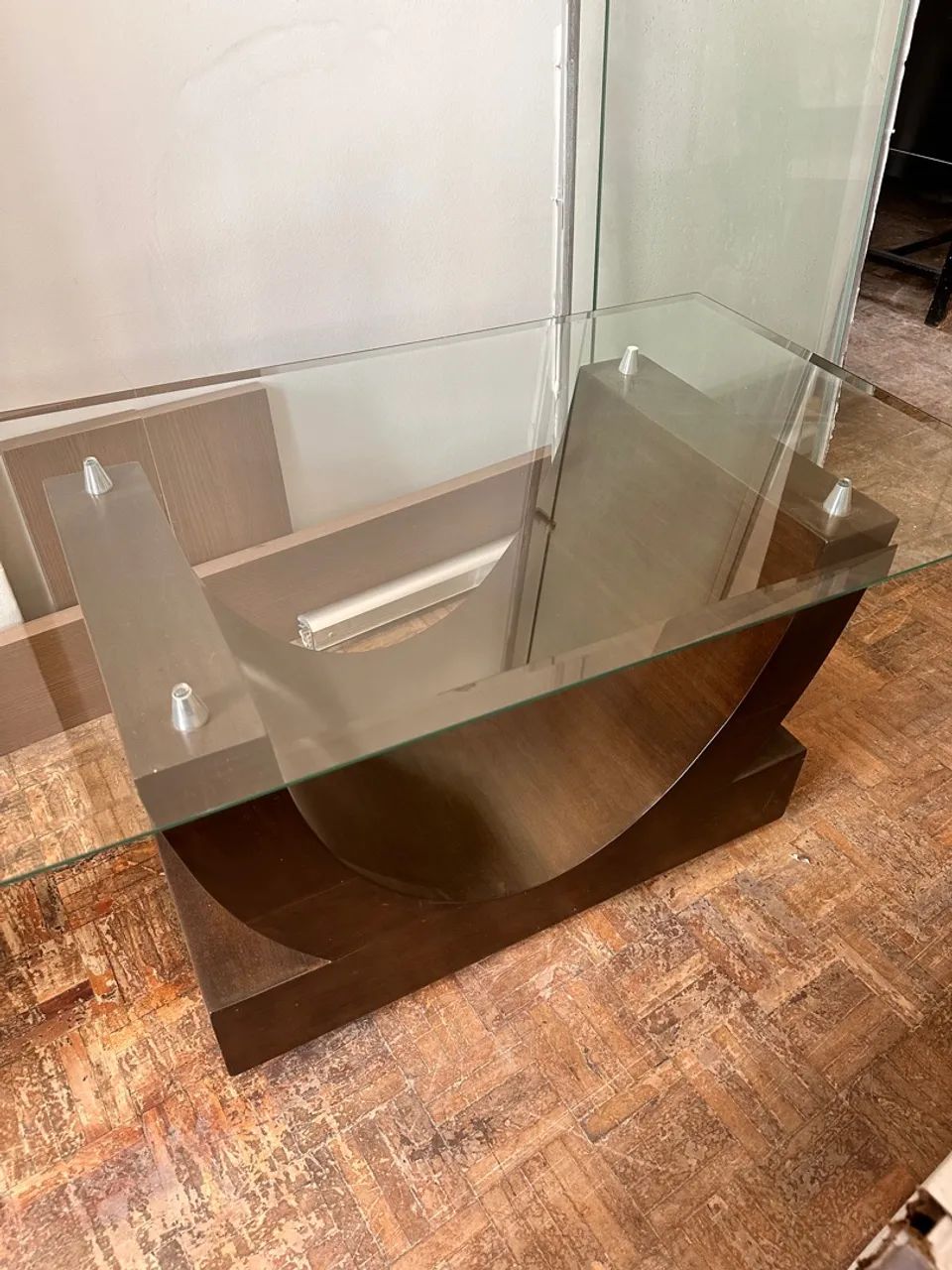 Mesa de centro em U com tampo de vidro