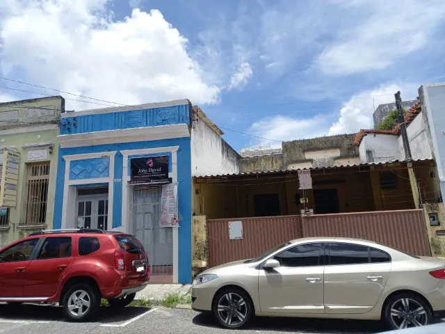 Cod: 14 - 02 Casas vizinhas 01 com 06 salas e 01 com 05 quartos, 380m2 de área - Centro