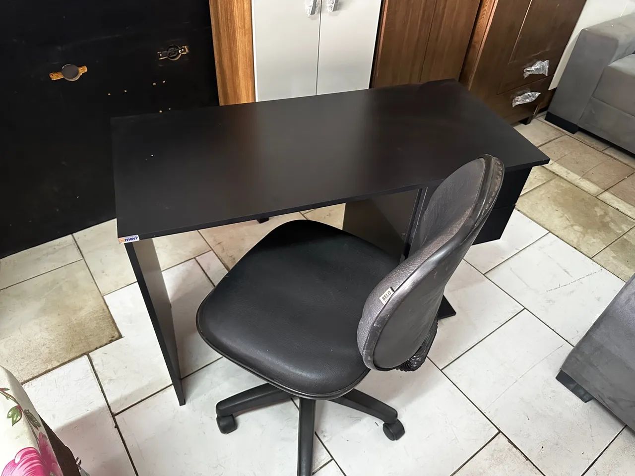 Escrivaninha preta compacta com gavetas - Ideal para estudo ou trabalho - Foto 3
