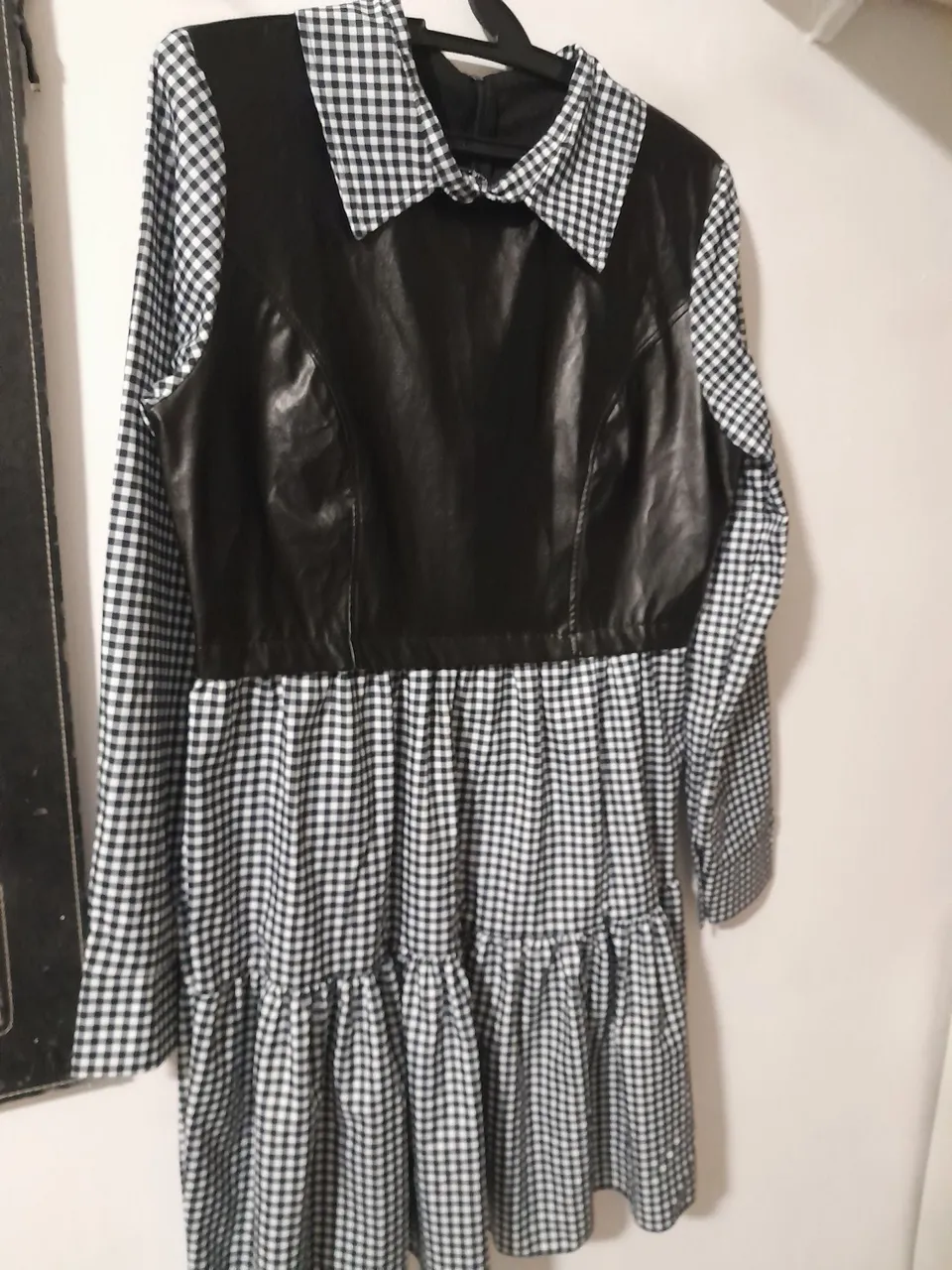 Vestido Feminino Gingham com Detalhe em Couro Sintético