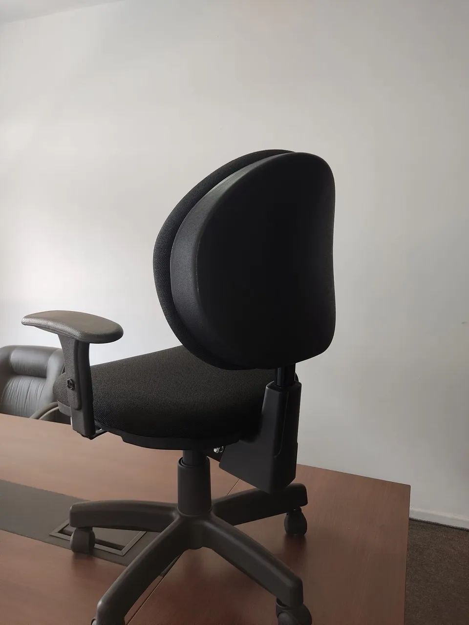 Cadeira ergonômica lisa com braços  - Foto 2