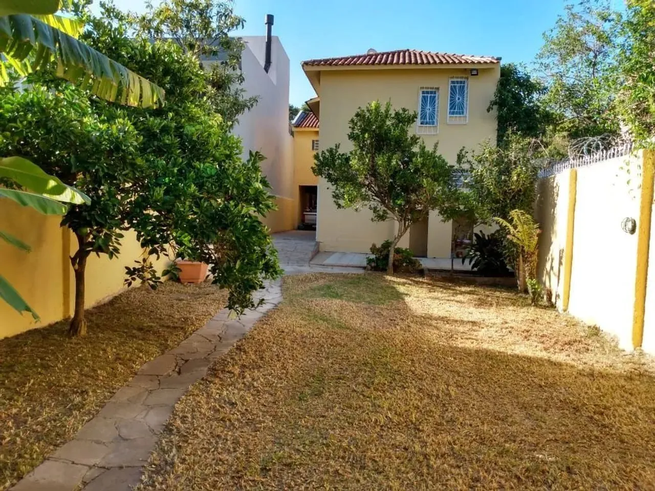 Casa ampla com pátio no Bairro Cristal, com 4 quartos