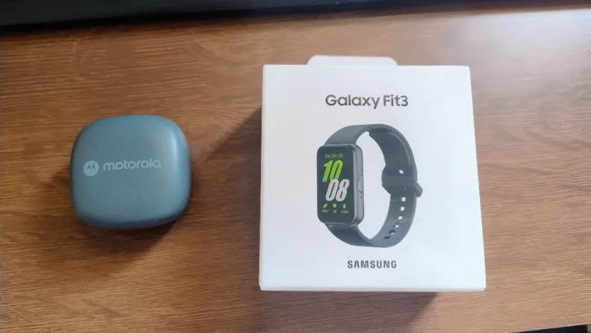 Motorola Buds 135 + Smartwatch Galaxy FIT3