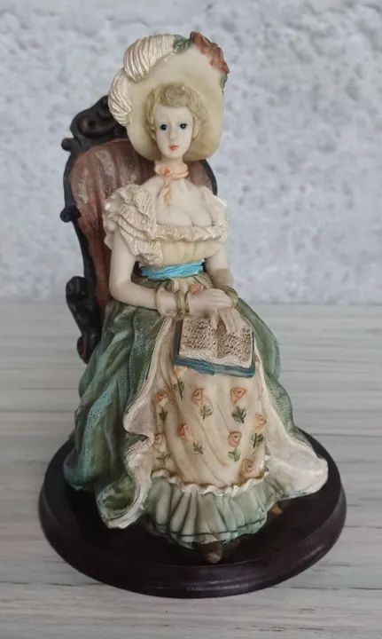 Dama na Cadeira - Peça em resina 