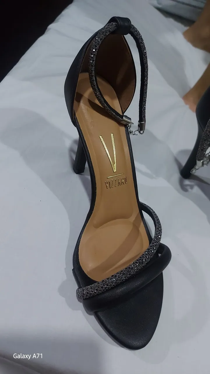 Sandália Feminina Vizzano Preta com Detalhes em Strass