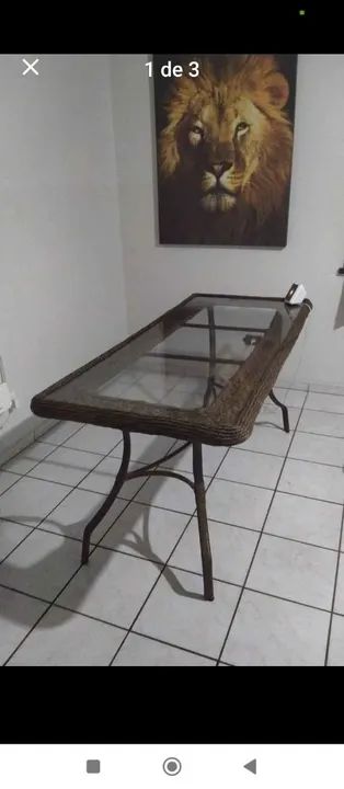 Mesa rústica de vidro e vime