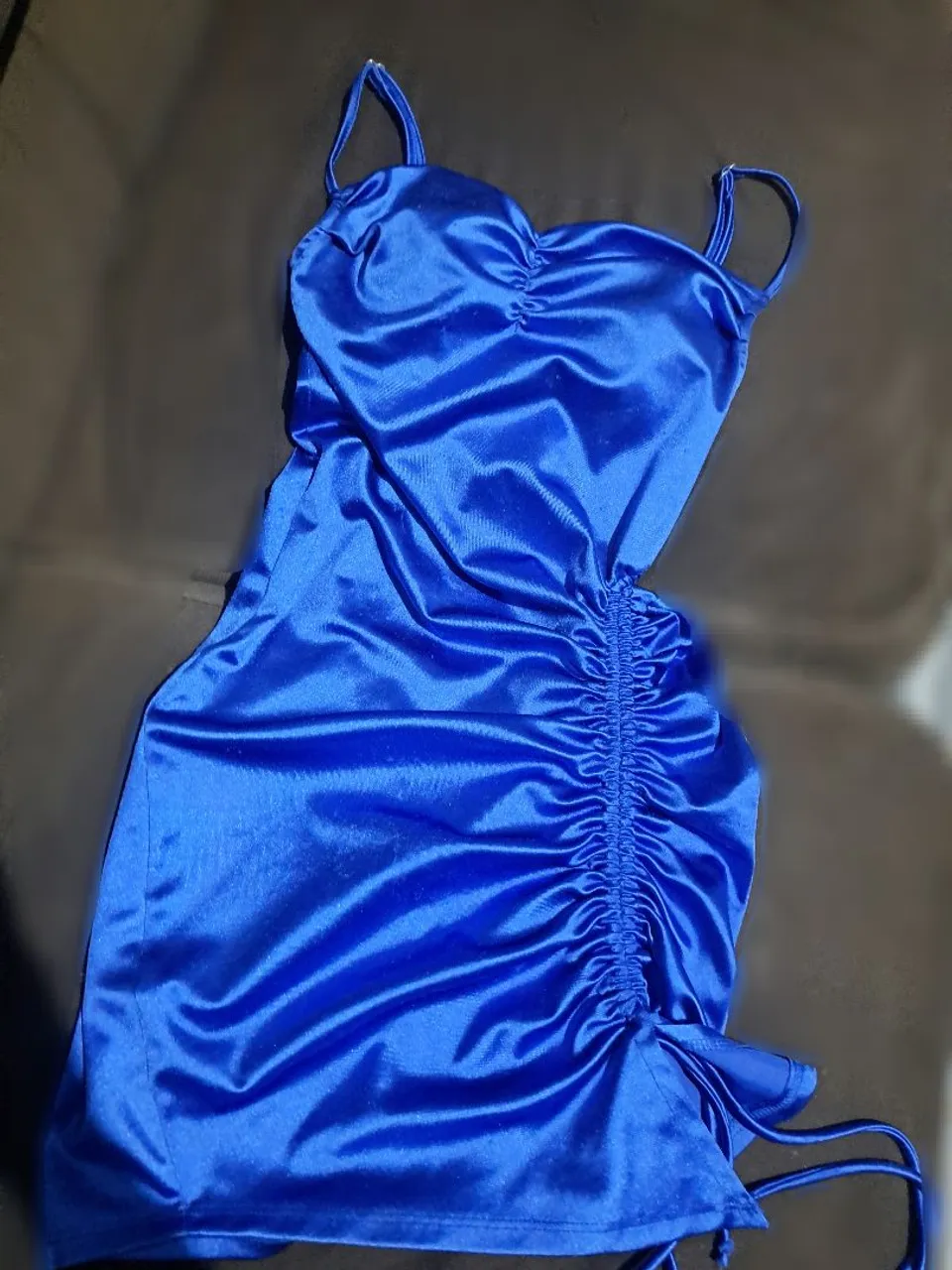 Vestido Azul de Cetim com Detalhes
