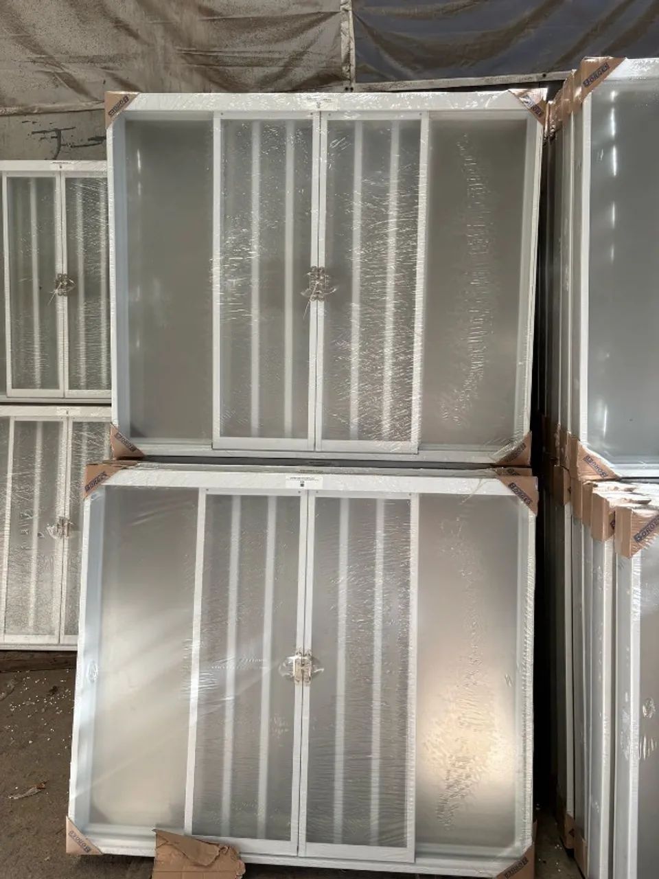 Window with white or black brick-pattern grille65093653401858120