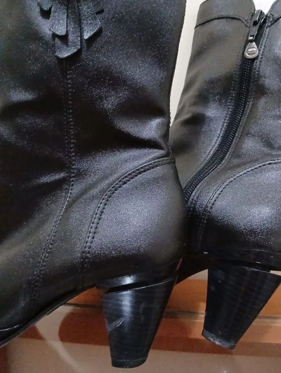 Botas Femininas de Couro Preto com Detalhes - Foto 2